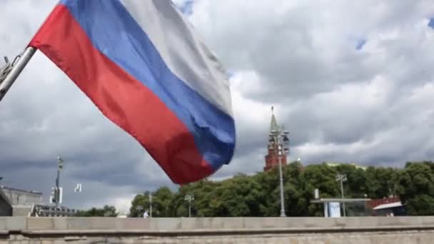 Российский Флаг Размахивающий Ветра Фоне Красной Стены Башнями Зелеными Деревьями — стоковое видео