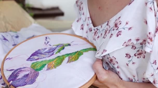 Mãos Femininas Com Vitiligo Costura Com Agulha Aro Bordado Tecido — Vídeo de Stock