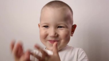 Üç yaşındaki erkek bebek aniden siyah çürük dişleriyle gülümsüyor. Sağlık, diş hijyeni ve çocukluk konsepti. Diş problemleri, bakteriler. Yakın çekim, tarafsız arkaplanda izole edilmiş.