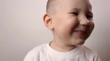 Üç yaşındaki erkek bebek çürük dişlerle gülümsüyor. Sağlık, diş hijyeni ve çocukluk konsepti. Diş problemleri, bakteriler. Yakın çekim, tarafsız arkaplanda izole edilmiş.