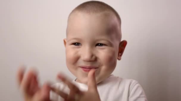 Três Anos Idade Menino Repente Sorri Com Dentes Pretos Cariados — Vídeo de Stock