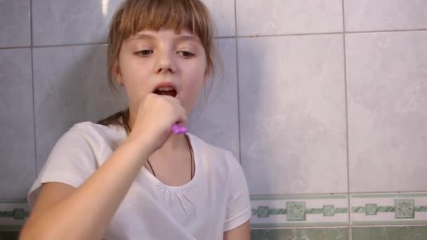 Niña Ocho Años Edad Camiseta Blanca Cepilla Los Dientes Baño — Vídeo de stock