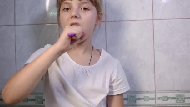 Osmiletá Dívka Bílém Tričku Čistí Zuby Koupelně Zdravotní Péče Hygiena — Stock video