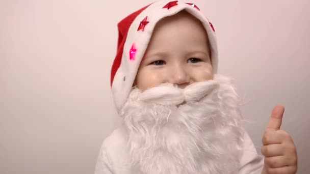 Garoto Caucasiano Três Anos Com Barba Artificial Chapéu Papai Noel — Vídeo de Stock