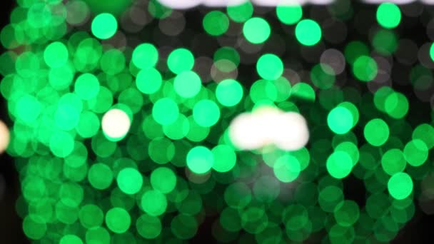 Luzes de cor desfocadas no Natal ou na noite de ano novo, fundo abstrato macio — Vídeo de Stock