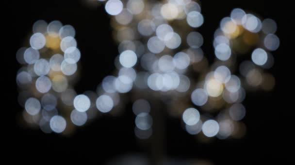 lumières de couleur déconcentrées à Noël ou nouvelle nuit de l'année, fond abstrait doux