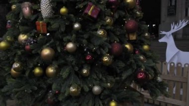 Toplu Noel ağacı süslemeleri, yanıp sönen çelenkler, parıldayan parlak ışıklar.