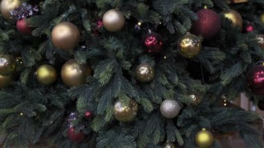 Toplu Noel ağacı süslemeleri, yanıp sönen çelenkler, parıldayan parlak ışıklar.