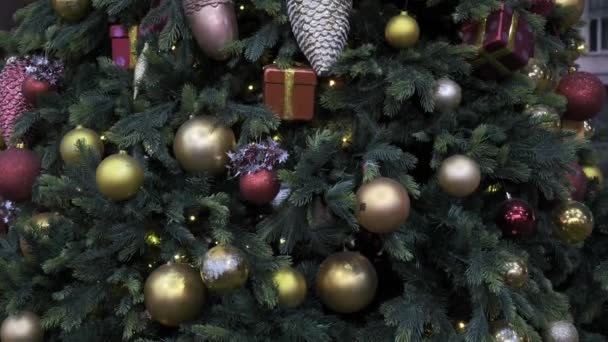 Decoraciones del árbol de Navidad con bolas, guirnalda parpadeante, luces brillantes centelleando — Vídeos de Stock