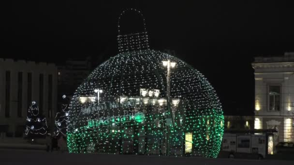 RUSIA, VLADIMIR, 25 DIC 2019: calles decoradas con gran bola de árbol de Navidad . — Vídeos de Stock