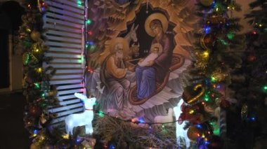 RUSSIA, VLADIMIR, 25 Aralık 2019: Noel ağacı yakınında İsa 'nın doğum ortodoks simgesi