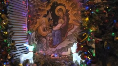 RUSSIA, VLADIMIR, 25 Aralık 2019: Noel ağacı yakınında İsa 'nın doğum ortodoks simgesi