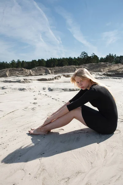 Portrait Réfléchie Jeune Jolie Fille Caucasienne Robe Noire Avec Longs — Photo