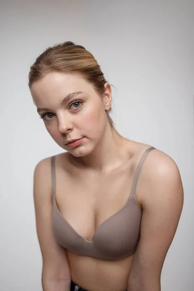 Menina Muito Caucasiana Vestindo Sutiã Bege Com Ombros Nus Olhando — Fotografia de Stock