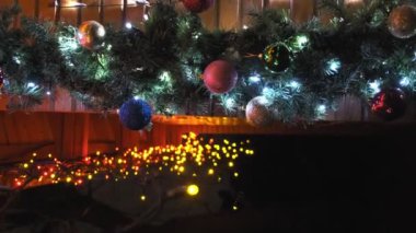 Noel için ev dekorasyonu. Renkli toplar, yanıp sönen çelenkler, parlayan ışıklar.