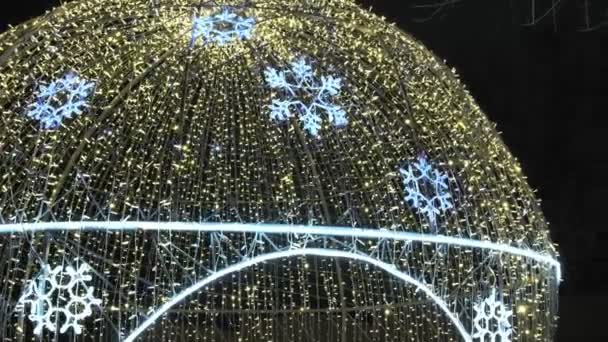 Spherical construction made of electric garlands in shape of christmas tree ball — 图库视频影像