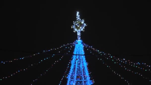 Künstlicher Weihnachtsbaum. Girlanden blinken auf dekorierter Konstruktion — Stockvideo