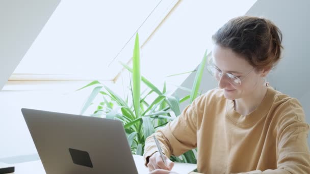 Online onderwijs, werken op afstand, freelance thuiskantoor. laptopwerk op afstand — Stockvideo