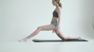 Parlak odada egzersiz yapan formda genç bir kız. pilates, fitness eğitimi