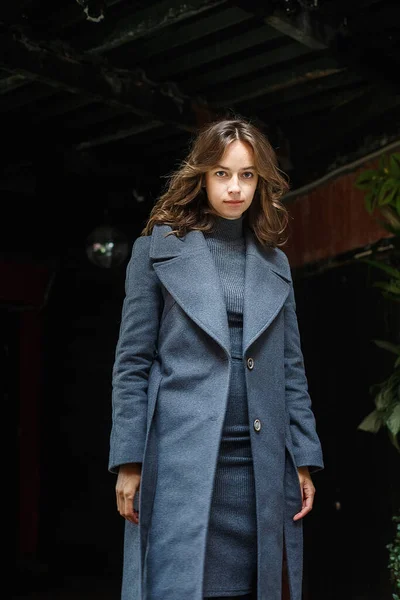 Porträt eines jungen, nachdenklichen Mädchens in grauem Mantel und Rollkragen, das im Freien posiert — Stockfoto