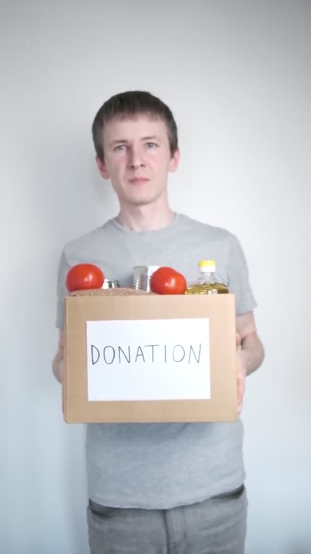 Courier εργαζόμενος παραδίδει προϊόντα, εθελοντής κατέχει τρόφιμα παντοπωλείου σε κουτί δωρεά — Αρχείο Βίντεο
