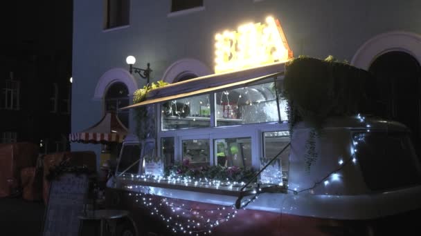 RÚSSIA, VLADIMIR, 25 DEC 2019: van venda de alimentos decorados com guirlandas festivas — Vídeo de Stock
