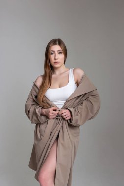 Beyaz ceketli güzel kız kameraya bakıyor. Güzel portre, model testleri