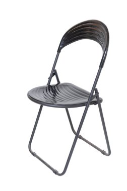 Beyaz arka planda izole edilmiş siyah plastik ofis sandalyesi. Ön görünüm