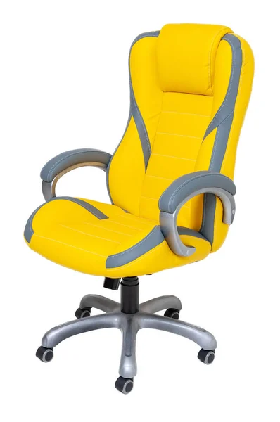 Silla de oficina de cuero amarillo sobre ruedas aisladas sobre fondo blanco, vista lateral —  Fotos de Stock