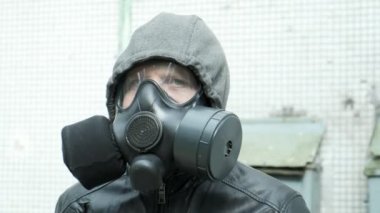 Dışarıda duran gaz maskeli adam salgında. Kimyasal silah, virüs koruması