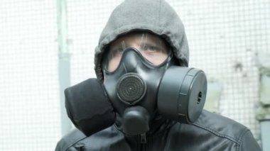 Dışarıda duran gaz maskeli adam salgında. Kimyasal silah, virüs koruması