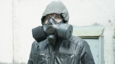 Dışarıda duran gaz maskeli adam salgında. Kimyasal silah, virüs koruması