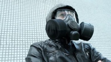 Dışarıda duran gaz maskeli adam salgında. Kimyasal silah, virüs koruması