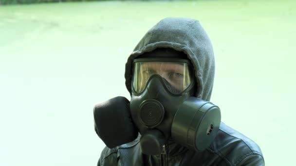 Homme en masque à gaz près du réservoir toxique. protection chimique des armes, épidémie de virus — Video