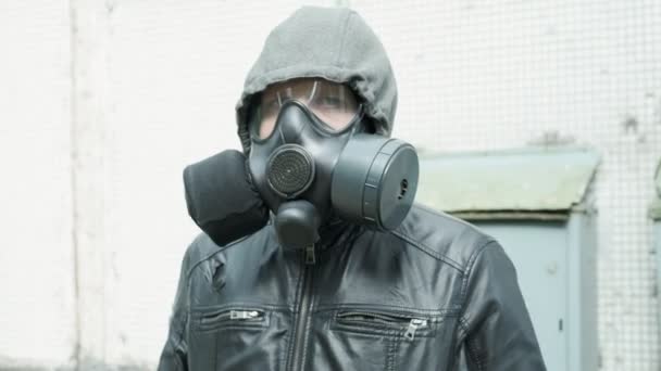 Человек в противогазе при эпидемии, стоящий на улице. химическое оружие, защита от вирусов — стоковое видео
