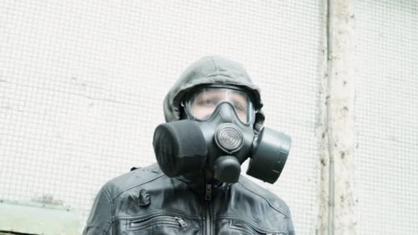 戴防毒面具的男子站在室外。化学武器、病毒保护 — 图库视频影像