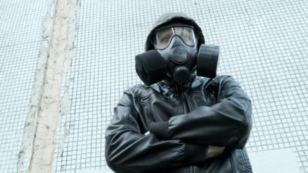 Uomo in maschera antigas all'epidemia in piedi all'aperto. arma chimica, protezione dai virus — Video Stock