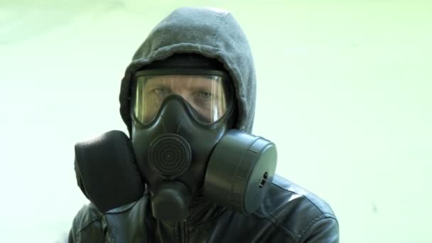 Człowiek w masce gazowej w pobliżu toksycznego zbiornika. ochrona broni chemicznej, epidemia wirusa — Wideo stockowe