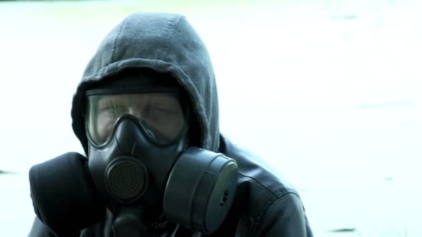 在有毒水库附近戴防毒面具的男子。化学武器保护、病毒流行 — 图库视频影像