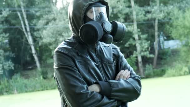 Человек в противогазе рядом с токсичным резервуаром. защита от химического оружия, вирусная эпидемия — стоковое видео