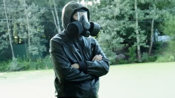 Людина в газовій масці поблизу токсичного резервуара. захист від хімічної зброї, епідемія вірусів — стокове відео