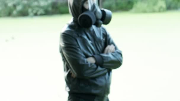 Homem com máscara de gás perto de reservatório tóxico. proteção de armas químicas, epidemia de vírus — Vídeo de Stock