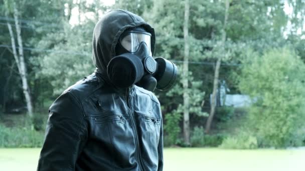Uomo in maschera antigas vicino serbatoio tossico. protezione delle armi chimiche, epidemia di virus — Video Stock
