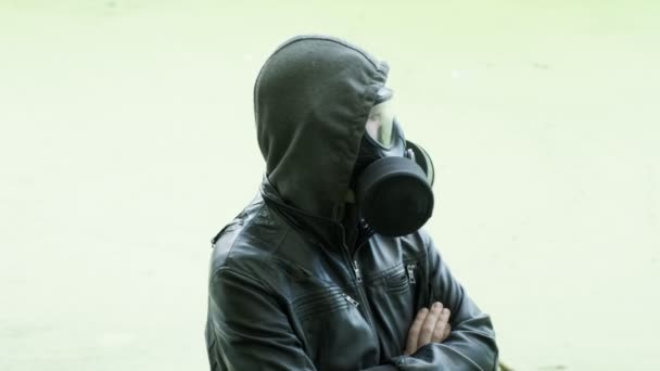 ชายในหน้ากากแก๊ส ใกล้กับอ่างเก็บน้ําที่เป็นพิษ การป้องกันอาวุธเคมี การระบาดของไวรัส — วีดีโอสต็อก