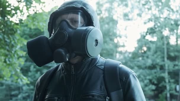 Hombre con máscara de gas cerca del depósito tóxico. protección de armas químicas, epidemia de virus — Vídeo de stock