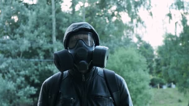 Человек в противогазе рядом с токсичным резервуаром. защита от химического оружия, вирусная эпидемия — стоковое видео