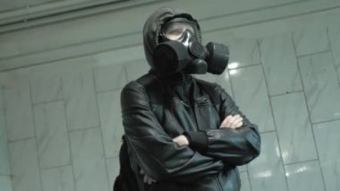 Gaz maskeli adam duvarın yanında - kimyasal silahlardan korunma, virüs salgını