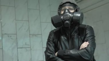 Gaz maskeli adam duvarın yanında - kimyasal silahlardan korunma, virüs salgını