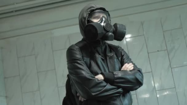 Człowiek w masce gazowej w pobliżu ściany - ochrona przed bronią chemiczną, epidemia wirusa — Wideo stockowe