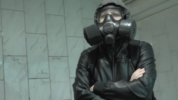 Человек в противогазе у стены - защита от химического оружия, вирусная эпидемия — стоковое видео
